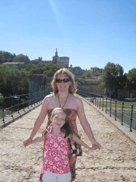 france-provence-avignon-dancing on bridge