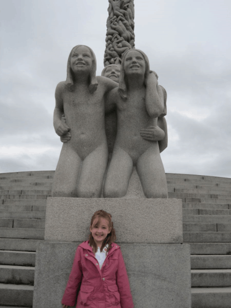 oslo-vigeland park-girl at monolith plateau