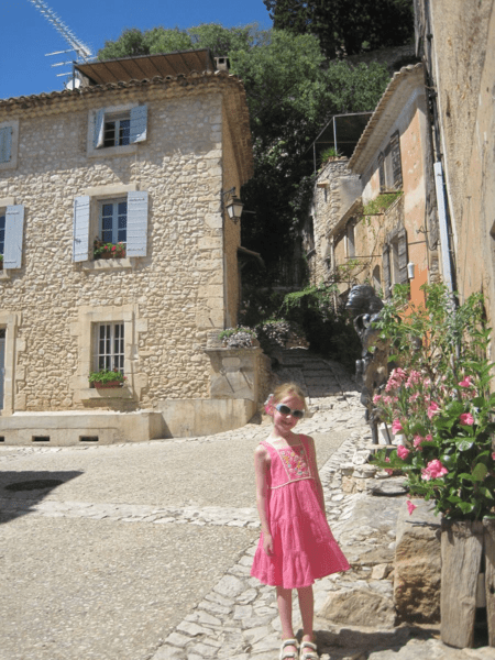 provence-young girl in joucas