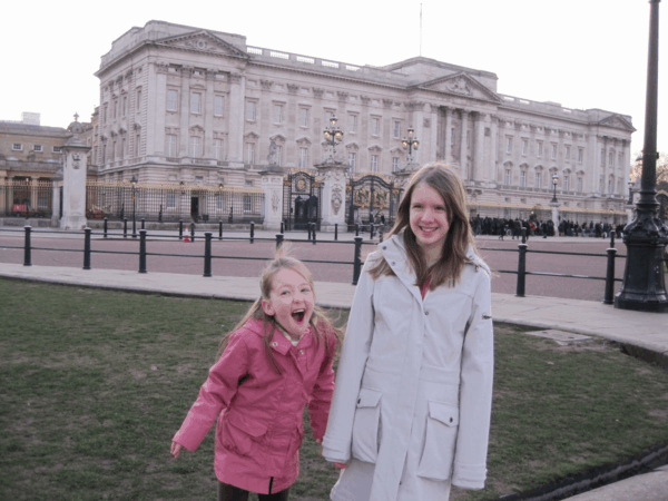 london-girls in front of buckingham palace