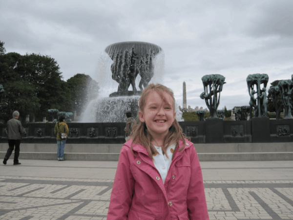 oslo-girl at vigeland park fountain