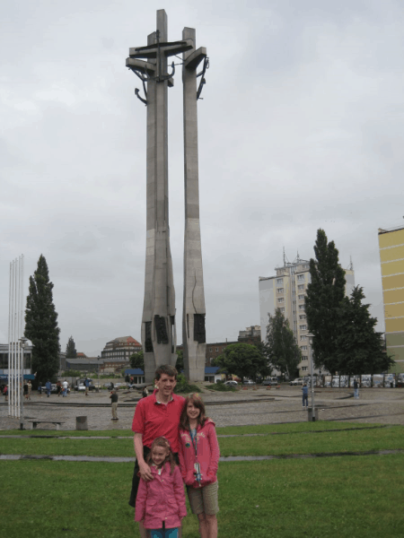 poland-gdansk-family at solidarity monument