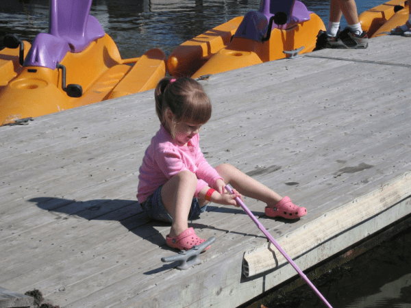 nova scotia-baddeck-inverary resort-girl fishing for crabs