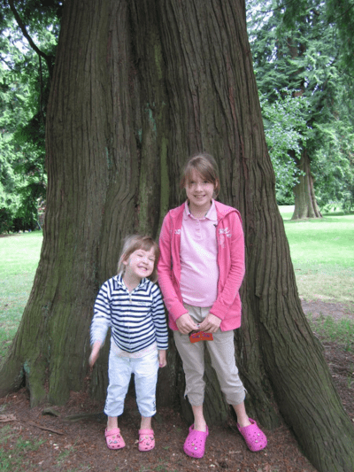 vancouver-stanley park-girls by large tree