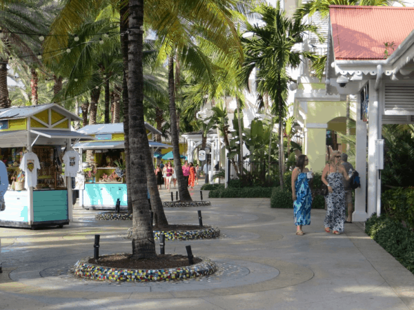 Bahamas-Atlantis-Marina Village shopping