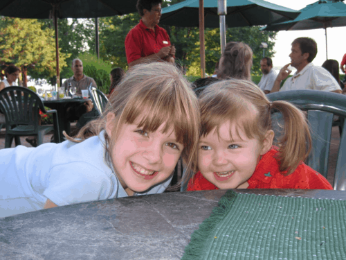 chateau montebello-girls at outdoor restaurant