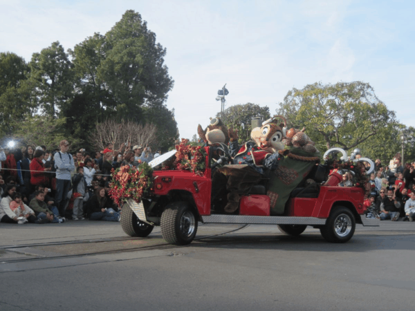 Disneyland Holiday Parade - Chip and Dale