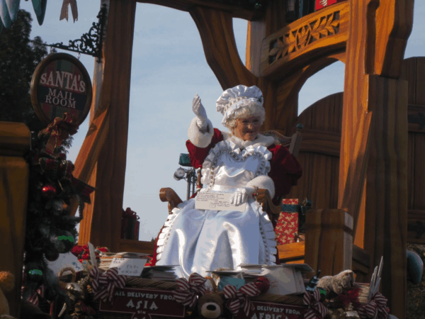 Disneyland Holiday Parade - Mrs. Claus