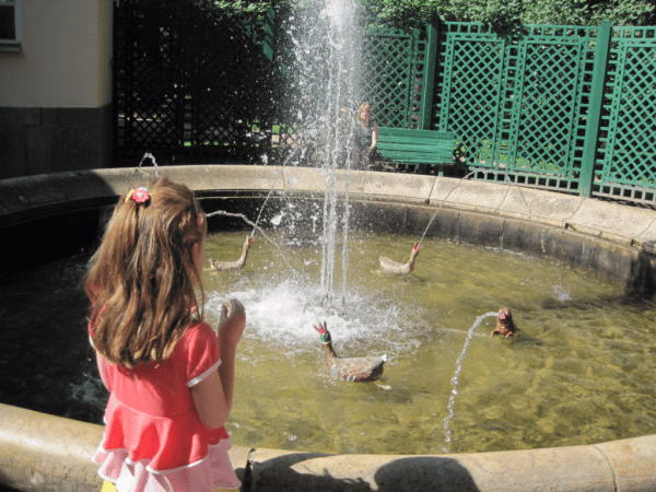 russia-st.petersburg-peterhof palace-kid's fountain