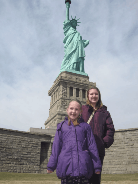 New York-girls at the Statue of Liberty
