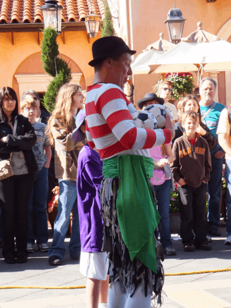 Disney World-EPCOT-entertainer in Italy