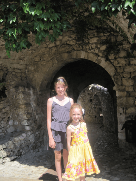 France-girls walking in Eze