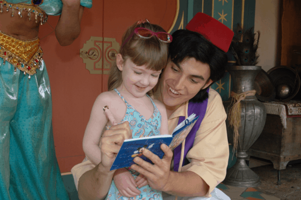 Disney World-Aladdin signing autograph book