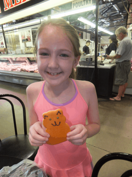 Toronto-Snacktime at St. Lawrence Market