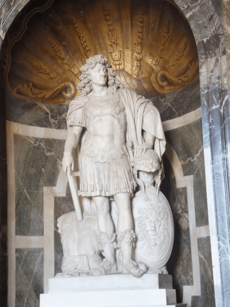 France-Chateau de Versailles statue