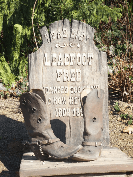 Disneyland Paris-Phantom Manor - Tombstone of Leadfoot Fred