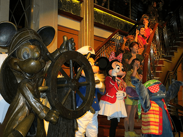 Disney Cast saying goodbye on Disney Magic