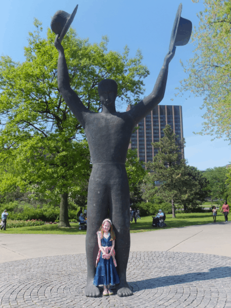 Ottawa-The Man With Two Hats monument