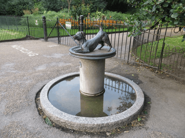 Kensington Gardens - London - Dog statue