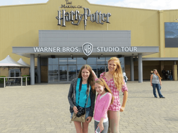 Warner-Bros-Studio-Tour-London-Harry-Potter-girls-outside