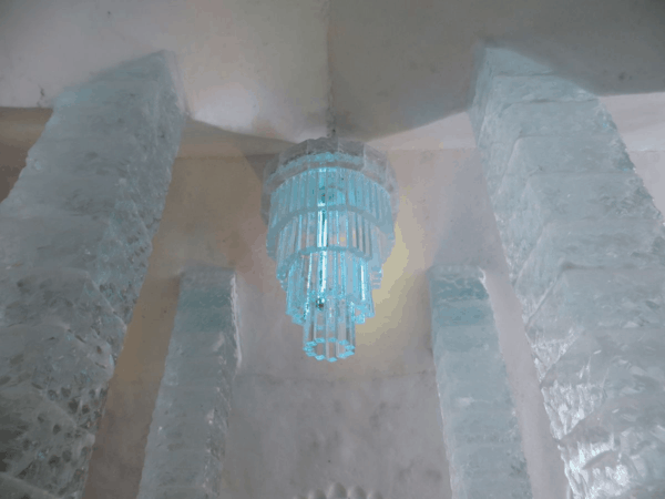 Quebec-Ice Hotel-Great Hall-chandelier