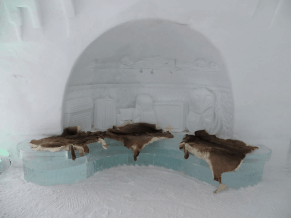 Quebec-Ice Hotel-lounge area