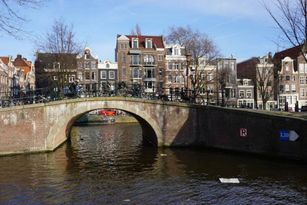 Netherlands-amsterdam-canals-houses-bikes