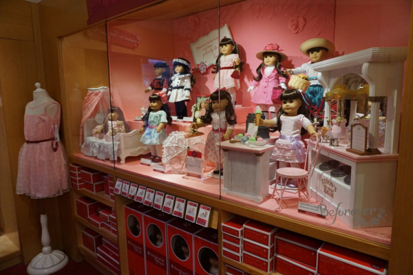 American girl place-new york city-doll display