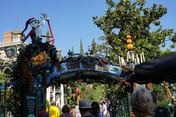 Disneyland-the haunted mansion-at halloween Disneyland-the haunted mansion-at halloween