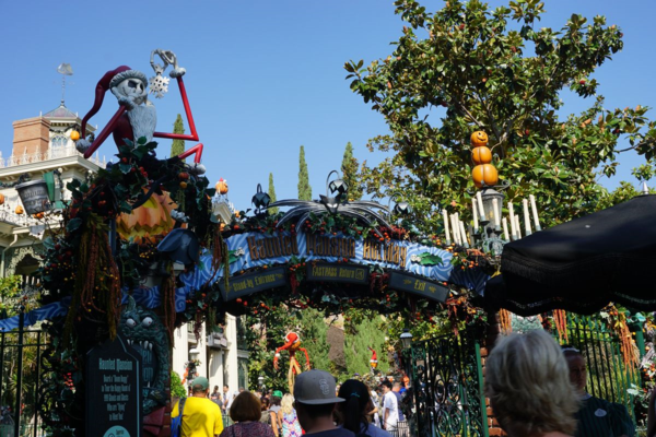 Disneyland-the haunted mansion-at halloween