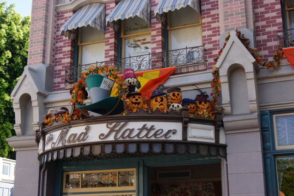Disneyland-main street-the mad hatter-halloween