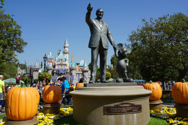 Disneyland-main street-walt disney statue-halloween