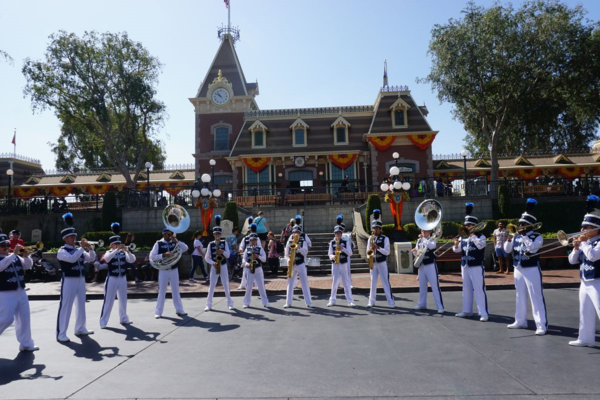 Disneyland-diamond celebration-town square-disneyland band