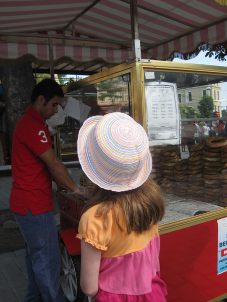 Turkey-istanbul-buying a simit