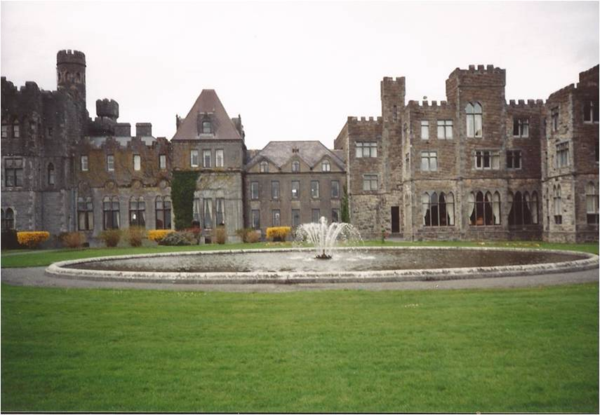 Ireland-Ashford Castle-exterior-fountain