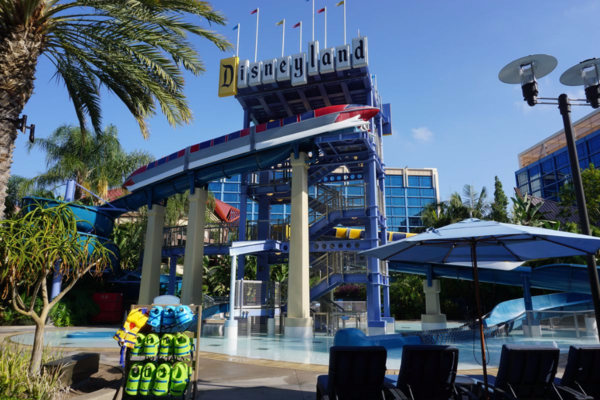 California-disneyland hotel-monorail pool