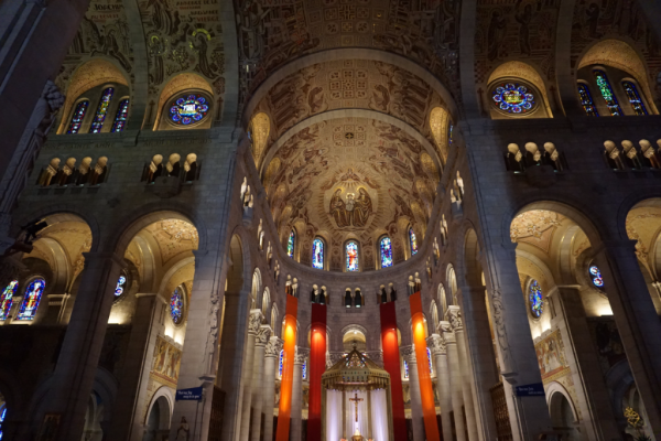 Quebec-saint anne-de-beaupre-interior of basilica