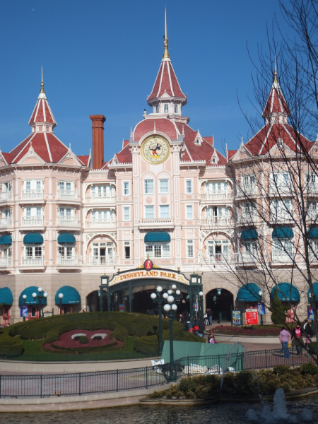 Disneyland Paris-Disneyland Hotel-entrance to park