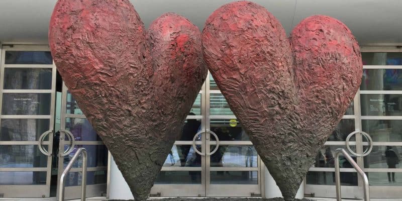 sculpture of two red hearts outside museum