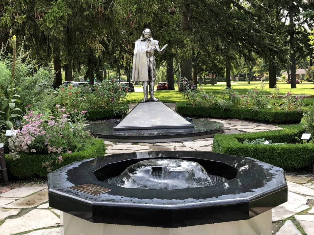 gardens-fountain and silver sculpture of Shakespeare