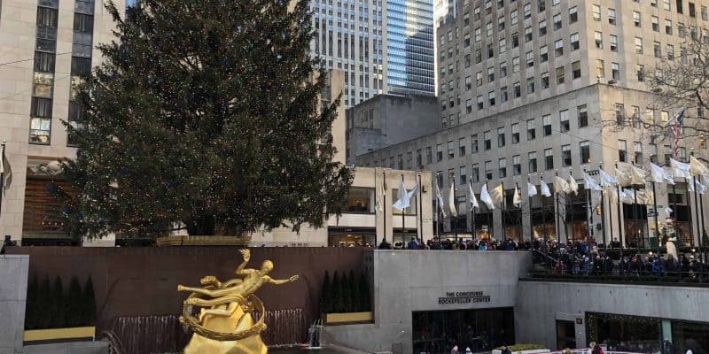 skaters at rockefeller plaza-new york at christmas