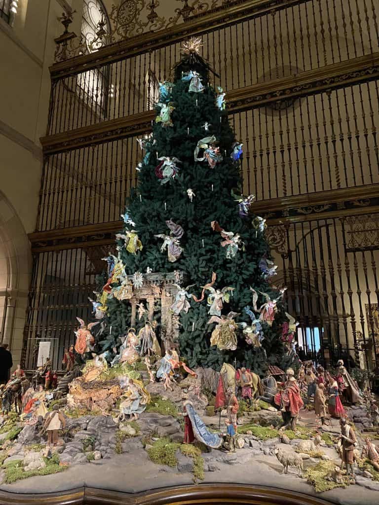 christmas tree at the met in new york