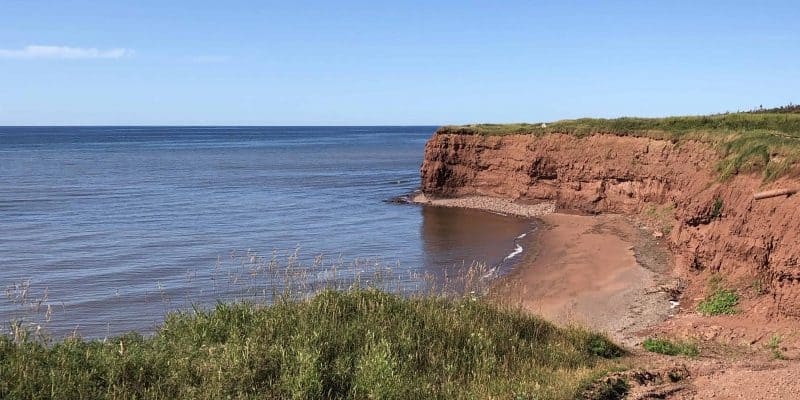 prince edward island-red cliffs and ocean