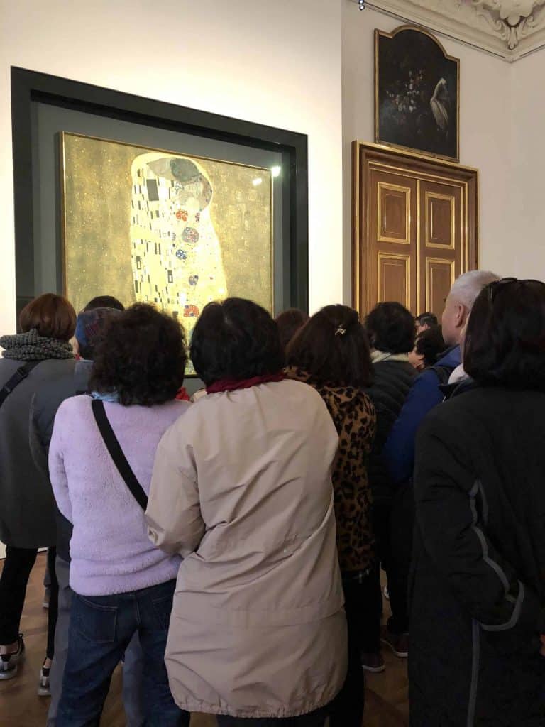 crowd viewing Gustav Klimt's The Kiss