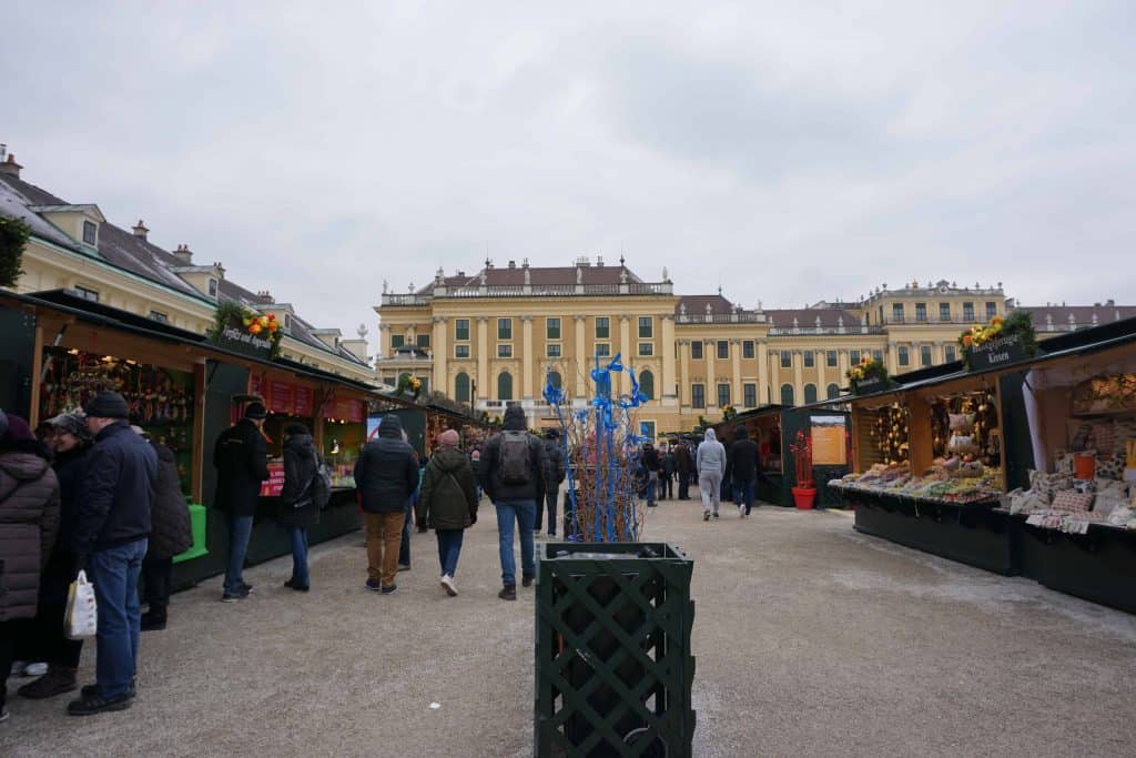 schonbrunn palace-easter market