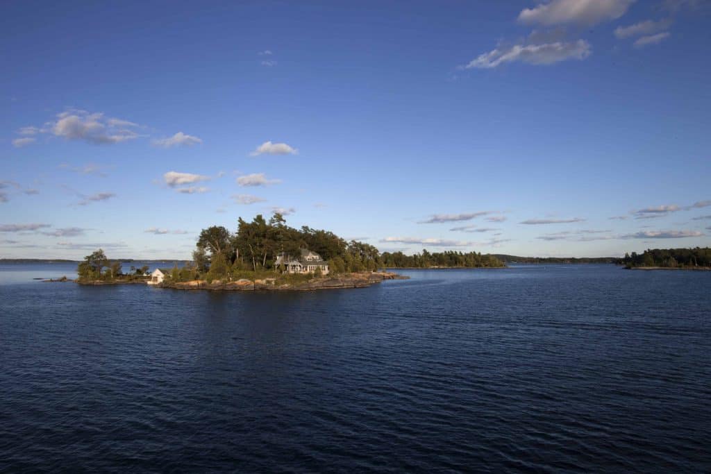 island cottage in lake-1000 islands cruise-ontario