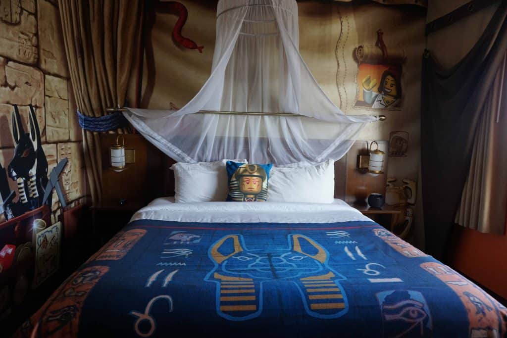 california legoland hotel-adventure room-adult bed