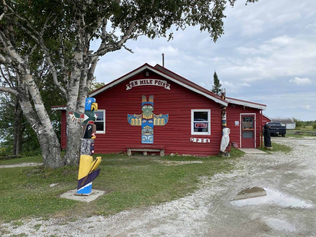 Exterior of Ten Mile Point Trading Post and totem pole on Manitoulin Island.