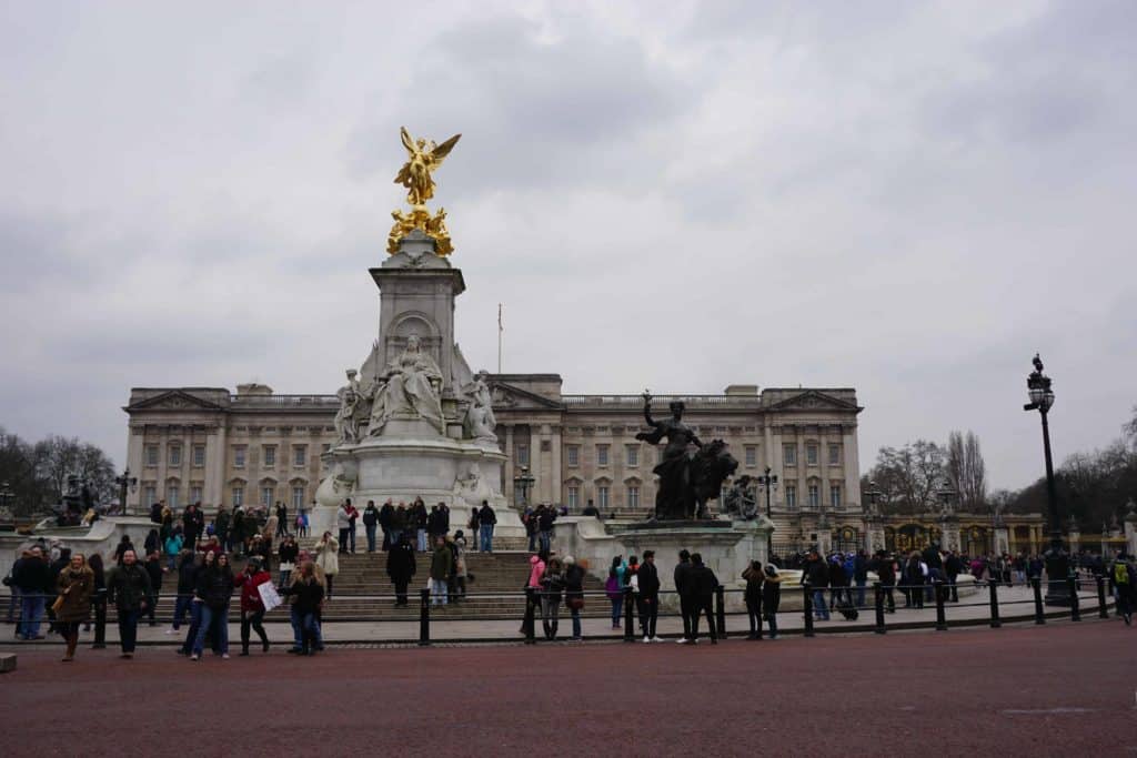 Spring break in London with people around Buckingham Palace.