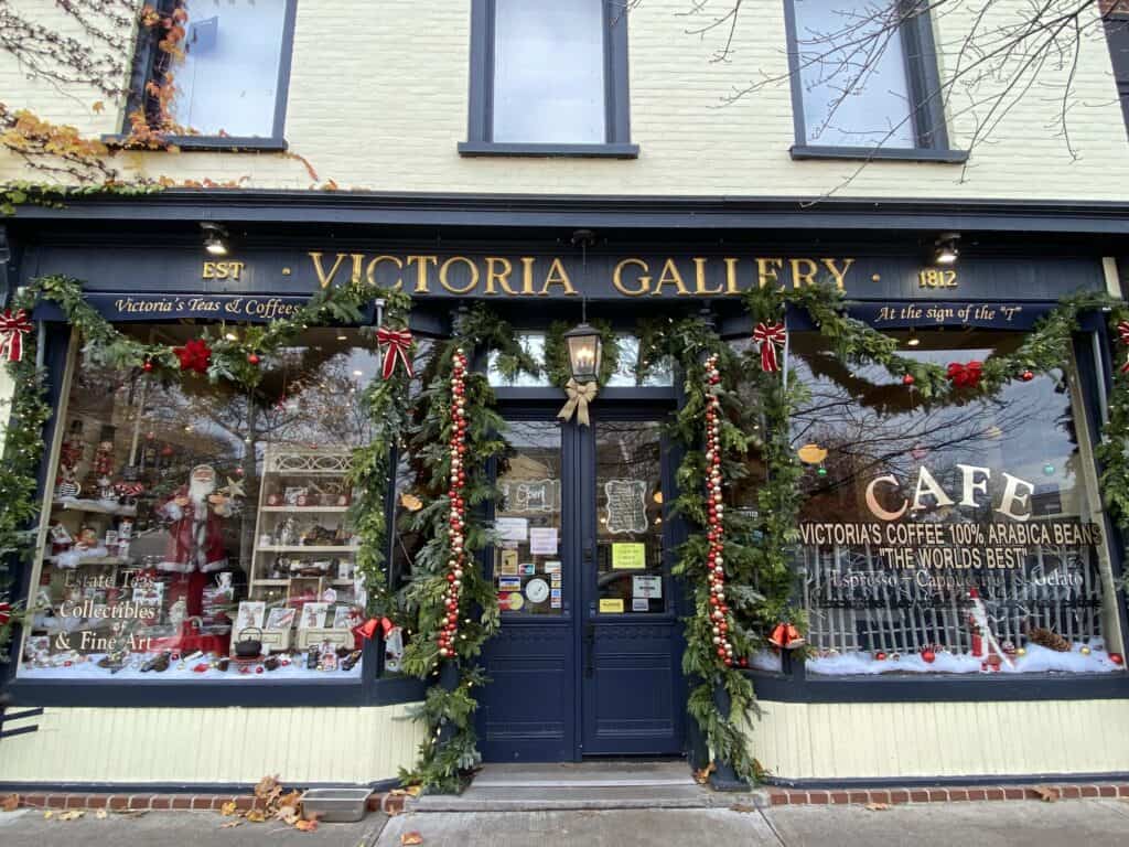 Victoria Gallery shop and cafe in Niagara-on-the-Lake decorated with Christmas greenery and ornaments.